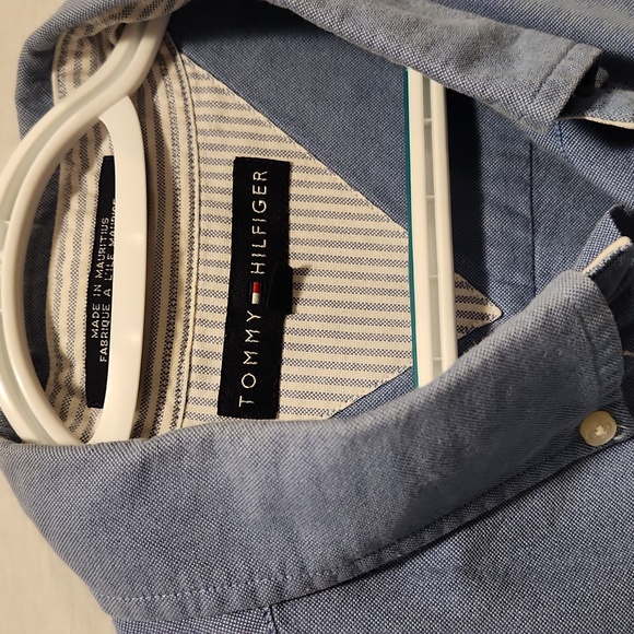 Men's Large Tommy Hilfiger blue button down collard shirt - Picture 2 of 8